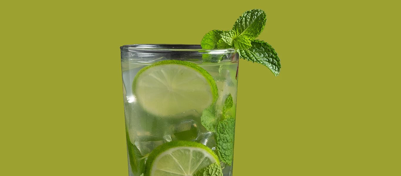 Ο εύκολος και γρήγορος τρόπος να φτιάξετε το δικό σας αποτοξινωτικό νερό μέσα στο σπίτι τις μέρες της καραντίνας